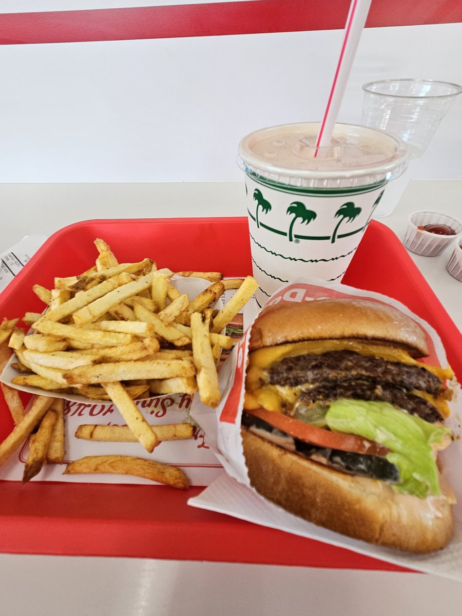 Today is National Cheeseburger Day! 🍔 
#nationalcheeseburgerday
#InNOut