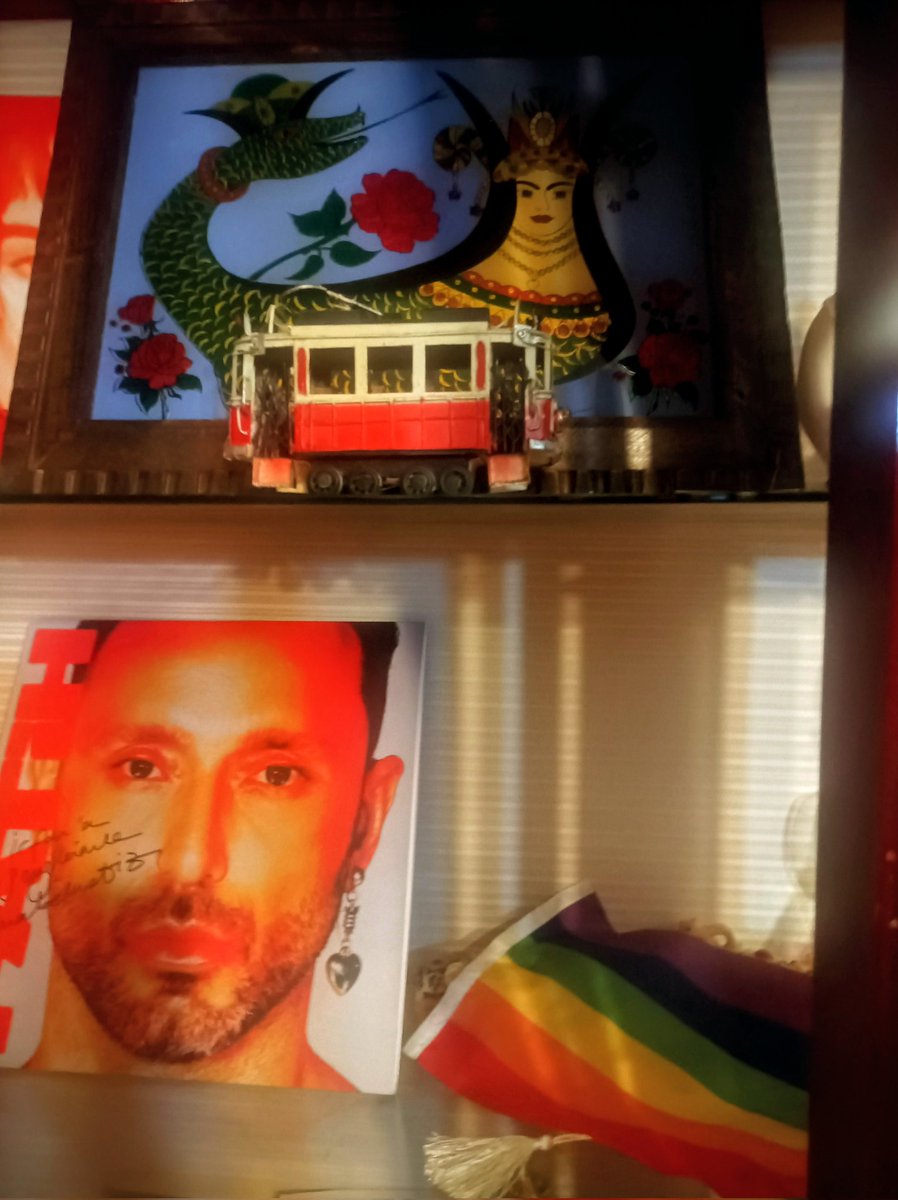 "Laleli'den dünyaya doğru giden bir tramvaydayız
Birden nasıl oluyor sen yüreğimi elliyorsun
Ama nasıl oluyor sen yüreğimi eller ellemez
Sevişmek bir kere daha yürürlüğe giriyor
Bütün kara parçalarında
                           Afrika dahil"