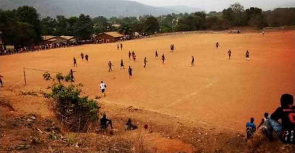 ⚽️💔 Boffa en deuil : Alhasane Conté (20 ans) s’est effondré sur le terrain lors d’un match à Bolondé Fougué. Transporté d’urgence, il n’a pas survécu.
Sa passion pour le football restera gravée dans les mémoires. 🕊️

#Boffa #Football #guinée224
