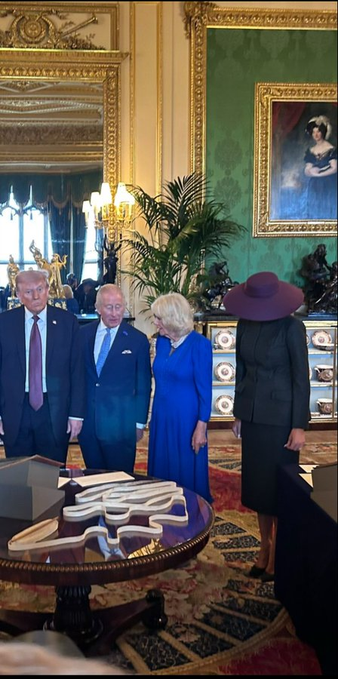 AnnevanLeur's tweet photo. @EastEndJoe @SARA2001NOOR Seen here, Donald Trump scans the room, wondering where his wife went. https://t.co/5QsC1qa4FQ