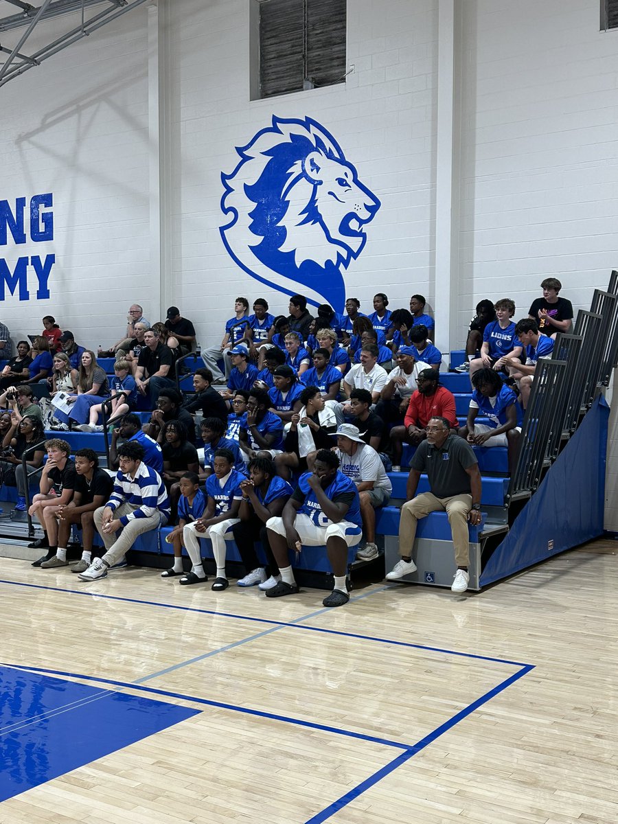 HALionsLive's tweet image. 🏈 Kickoff in three hours, and the team is cheering on the volleyball Lions! #HardingStrong