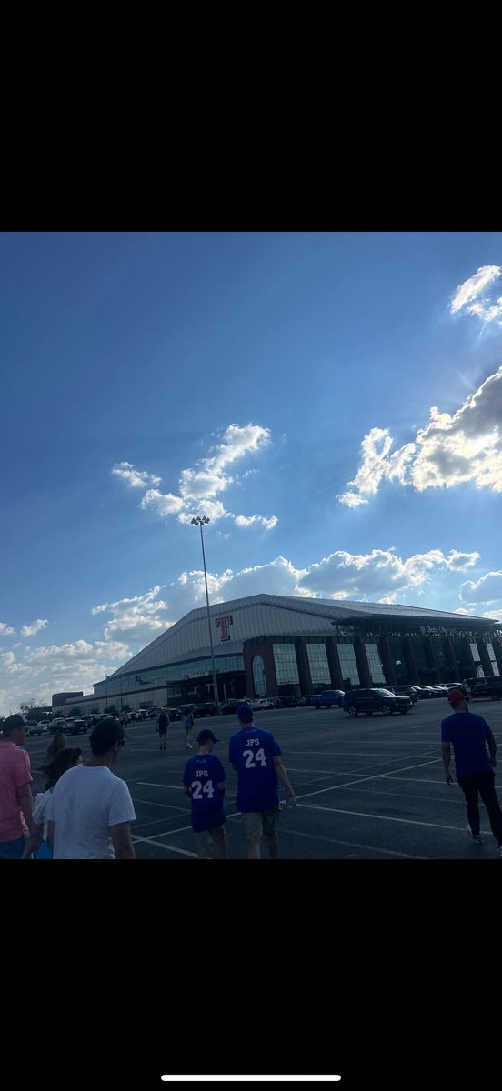 itzzlopezz's tweet photo. We back in November for the cardinals n cowboys 🤝 https://t.co/rE72XHs2hN