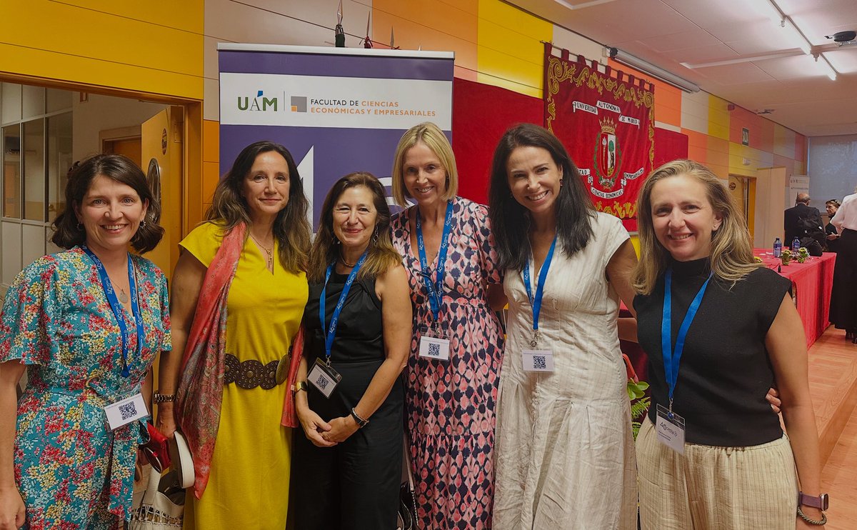 🙌 Emocionante 4️⃣0️⃣ aniversario Prog. Cooperación Educativa <a href="/COOPERACCEE_UAM/">COOPERA</a> <a href="/UAM_Economicas/">UAM | Económicas</a> <a href="/UAM_Madrid/">UAM Autónoma Madrid</a>  Me ha hecho especial ilusión reencontrarme con alumni Coopera, a quienes impartí #econometría hace muchos años 😅 y que recuerden con cariño esas clases 🫶¡Gracias!
#SomosUAM