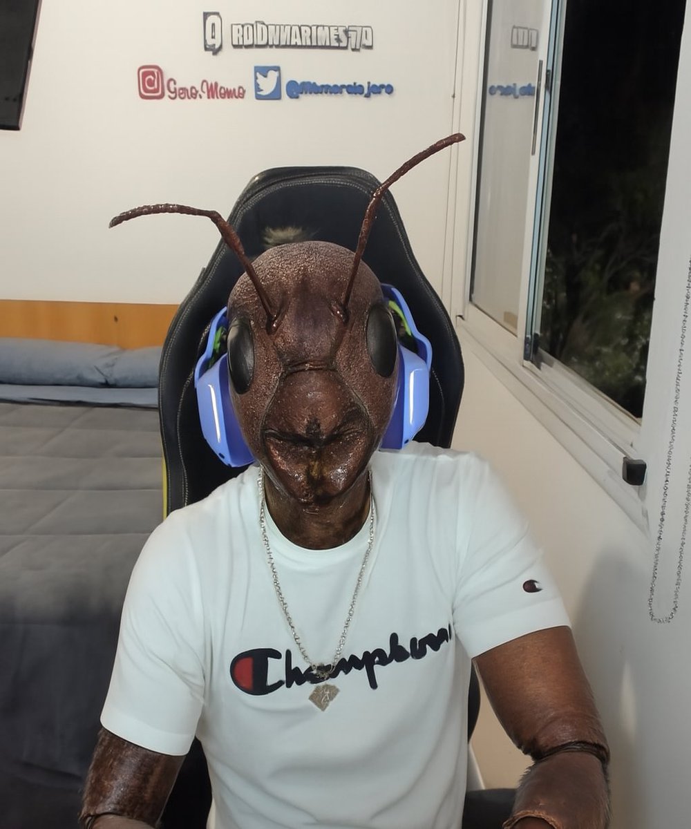 - Y esas antenas de virgo momants?
- Obrera01 vos sabes que vas a ser la primer expulsada del hormiguero y básicamente queres que te de la razón? Por larva