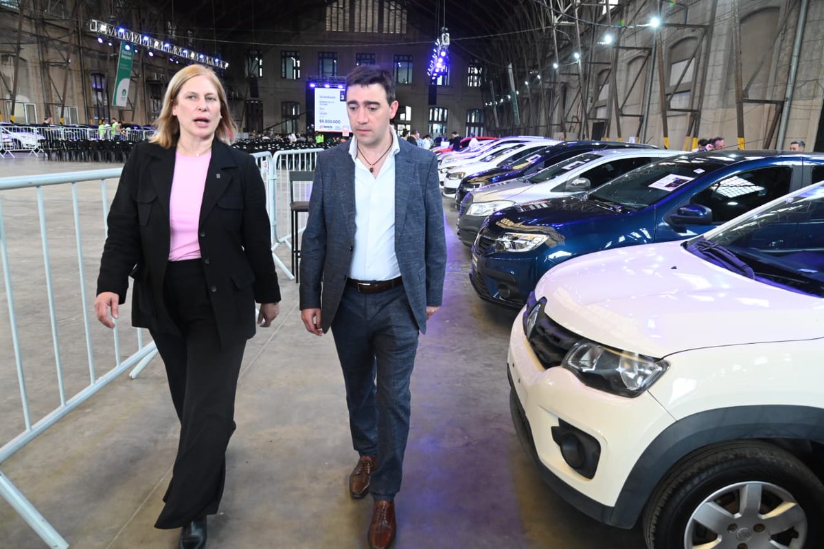 GiScaglia's tweet photo. En Santa Fe no hay lugar para la impunidad.
Subastamos bienes decomisados al delito: autos, joyas, inmuebles, tecnología. A los narcos los encerramos y también les quitamos todo para que no sigan dañando a la sociedad.

Este es el modelo que funciona en nuestra provincia y que queremos llevar a toda la Argentina.
