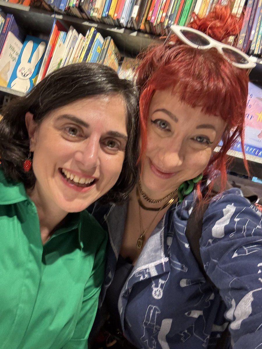 Such a treat to finally meet my fave illustrator finally after years and the odd online chat!
<a href="/simoneliadraws/">Simone Lia</a> congrats on the new book! 😍 <a href="/GoshComics/">Gosh! Comics</a>