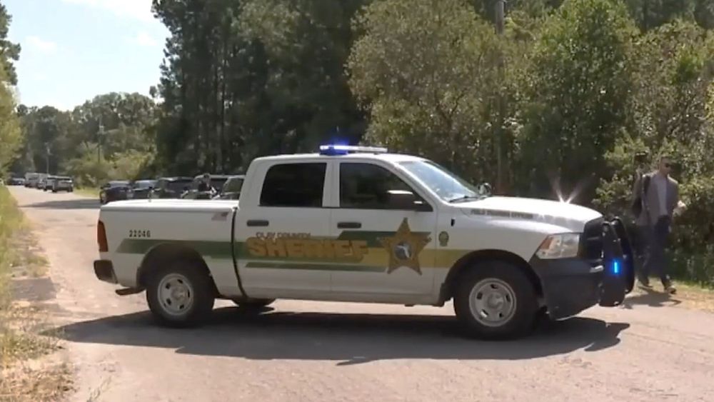 A 16-year-old boy shot and killed a gunman who burst into a home near Oakleaf. buff.ly/vFrBaAD