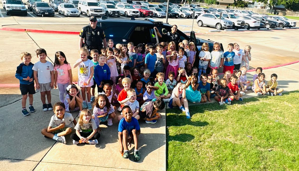 LewisvilleISD's tweet image. Kindness is 𝓢𝓤𝓟𝓔𝓡

Everyone has a hero to look up to, and today LISD students and staff said 𝓉𝒽𝒶𝓃𝓀 𝓎𝑜𝓊 to those who inspire us to be kind!

We can&apos;t wait to see everyone #ChooseKindness tomorrow with their Kindness shirts and shades of blue!

#LISDBeKind #OneLISD