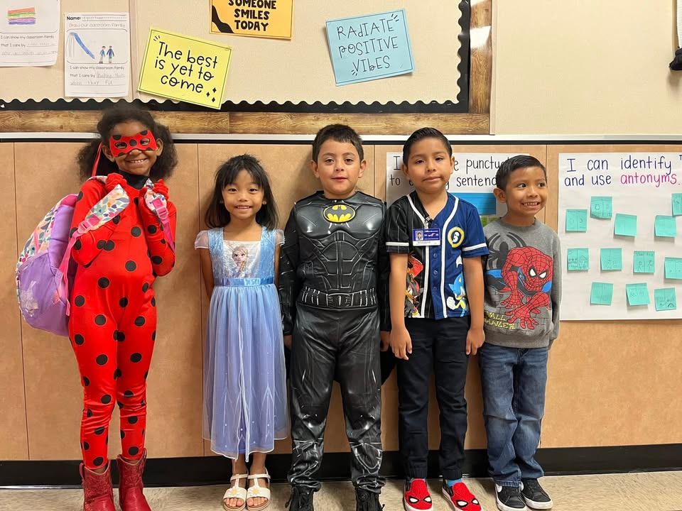 LewisvilleISD's tweet image. Kindness is 𝓢𝓤𝓟𝓔𝓡

Everyone has a hero to look up to, and today LISD students and staff said 𝓉𝒽𝒶𝓃𝓀 𝓎𝑜𝓊 to those who inspire us to be kind!

We can&apos;t wait to see everyone #ChooseKindness tomorrow with their Kindness shirts and shades of blue!

#LISDBeKind #OneLISD