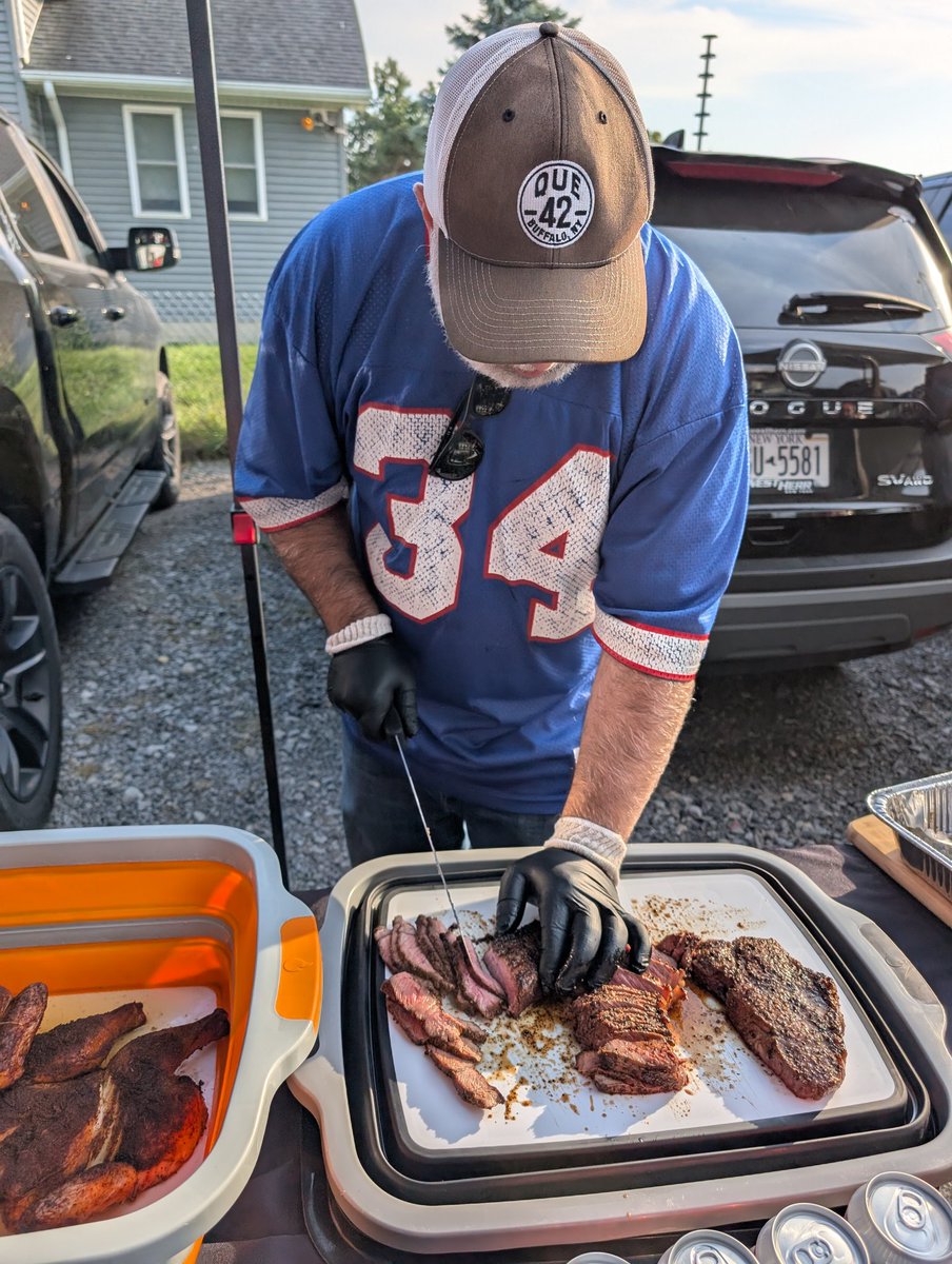mikekovacsLWOS's tweet image. It&apos;s @theeammon and @Que42BBQ hard at work. No one tailgates like #billsmafia
