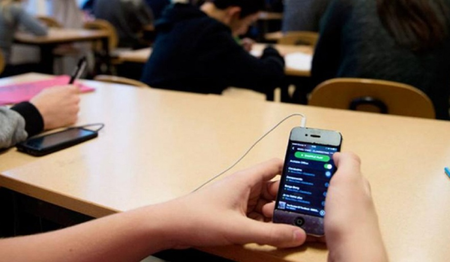 #LegislaturaBonaerense 🚫 Es ley: Prohíben el uso de celulares en escuelas primarias de la provincia de Buenos Aires

📌 andigital.com.ar/nota/135388/es…