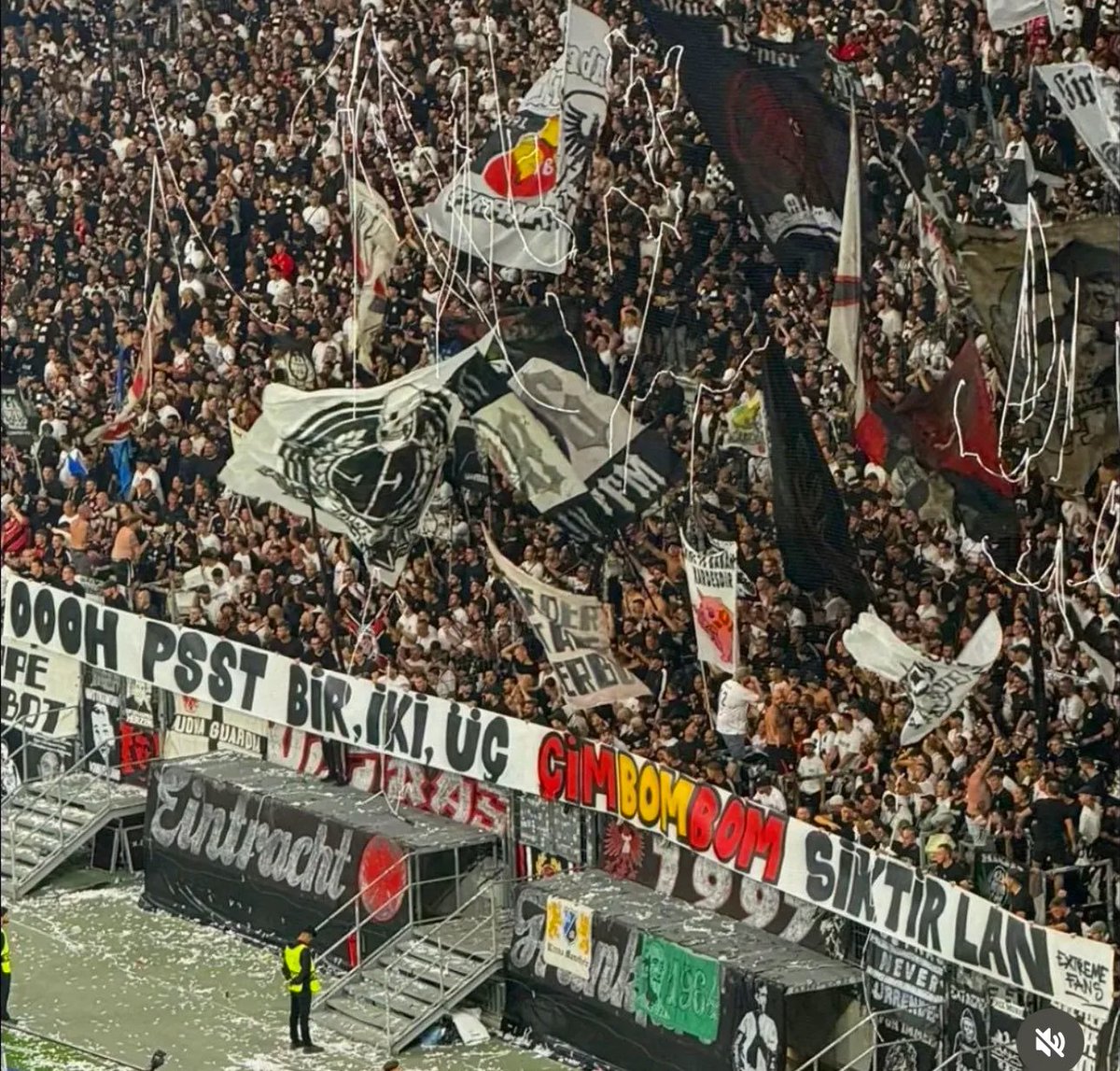 Welcher Hurens0hn meinte bitte heute bei uns zuhause wird es Heimspiel für GS?
In 90min nicht einmal euren kleinen Verein gehört! Reden wie Löwen, aber Stimmung wie RB Leipzig. 
Smallsaray fertig aus! 
#frankfurt #GalatasaraySK