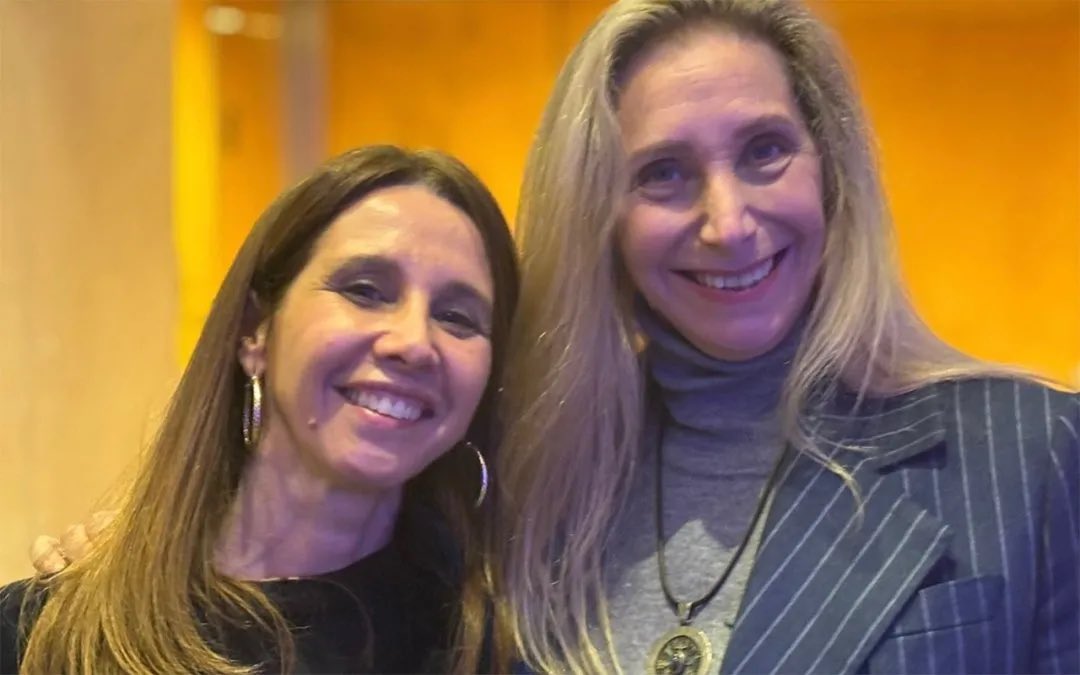 BitacoraOk's tweet photo. MILEI NOMBRA A PILAR RAMÍREZ
PARA MEDIAR EN LA INTERNA DE LA LIBERTAD AVANZA

El presidente Javier Milei designó a Pilar Ramírez, mano derecha de Karina, como coordinadora política de la campaña nacional de La Libertad Avanza. 

La legisladora será responsable de mediar entre su asesor Santiago Caputo y el armador riojano Lule Menem, con el objetivo de evitar que la interna escale a un conflicto irreparable.
Ramírez, presidenta del bloque libertario en la Ciudad, tiene experiencia en coordinación de campañas exitosas, como la de Manuel Adorni en CABA, y mantiene buena relación tanto con Karina como con Caputo.