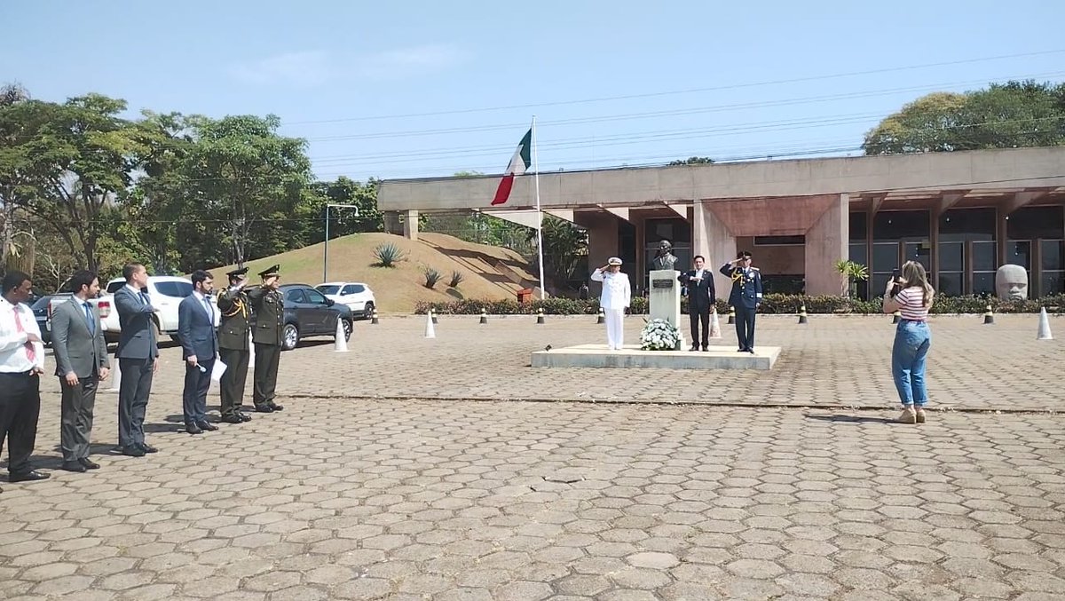 Embaixada do México no Brasil (@embamexbra) on Twitter photo 🇲🇽 Con una emotiva ceremonia de izamiento de bandera y una ofrenda floral al busto de Miguel Hidalgo, <a href="/EmbaMexBra/">Embaixada do México no Brasil</a> conmemoró el 215 aniversario del inicio de la Independencia de México, reafirmando los valores de libertad y soberanía que dieron origen a la nación mexicana. 🇲🇽 Con una emotiva ceremonia de izamiento de bandera y una ofrenda floral al busto de Miguel Hidalgo, <a href="/EmbaMexBra/">Embaixada do México no Brasil</a> conmemoró el 215 aniversario del inicio de la Independencia de México, reafirmando los valores de libertad y soberanía que dieron origen a la nación mexicana.