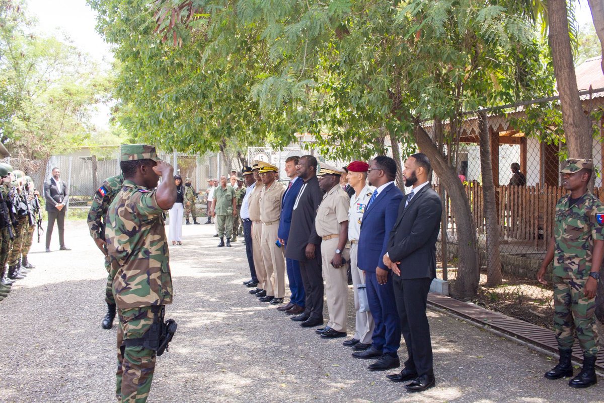 SupportFAdH's tweet image. #Archive #ThrowbackThursday
1 an du Partenariat Militaire « SABRE Haiti » entre les Forces Armées d'Haiti (FAD'H) et les Forces Armées aux Antilles (@FAA_Officiel) 🇭🇹🤝🇫🇷
Le 18 septembre 2024, une délégation militaire française conduite par l'attaché de défense, le…