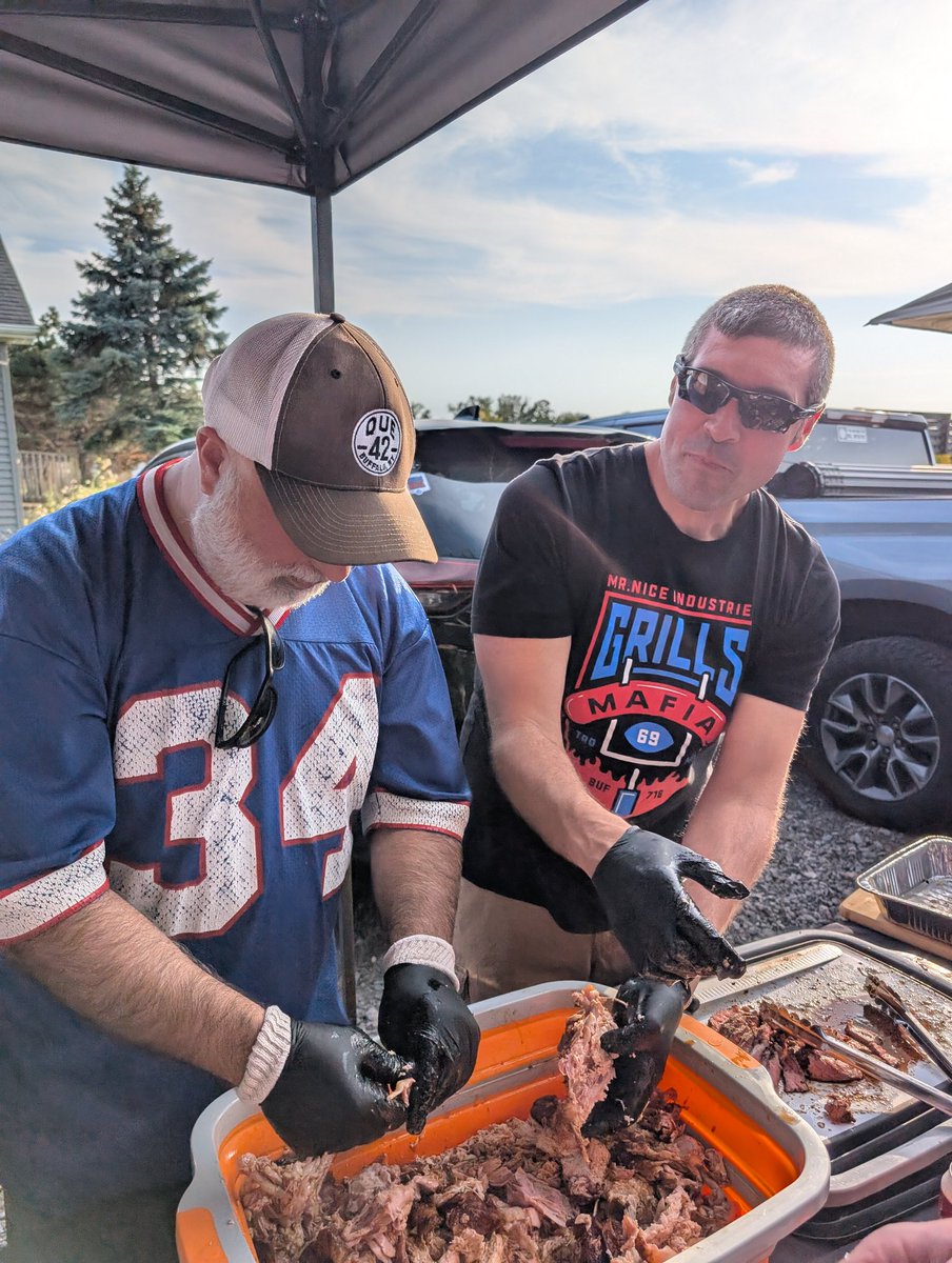 mikekovacsLWOS's tweet image. #tailgate food 101
With @Que42BBQ 
And @RockpileReport
