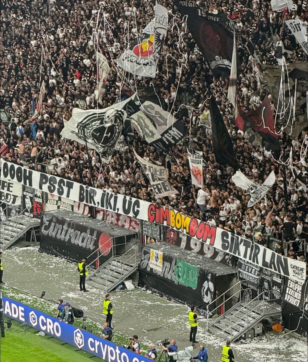 <a href="/SportsDigitale/">Sports Digitale</a> Adamlar hem sahada hem tribünde taş taş geçti hâla hakem diyor kankan Halil Umut Meler yönetmeyince böyle oluyor bokan 😅