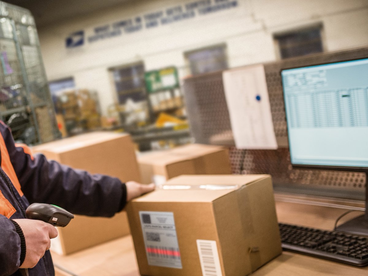OIGUSPS's tweet image. In FY2024, #USPS scanned 11.6M Parcel Select packages as return-to-sender but excluded 1.6M large packages from return postage, costing the agency $29M. Read our report to see why the Postal Service’s brand trust is on the line:  bit.ly/41YWwDV #USPSOIG