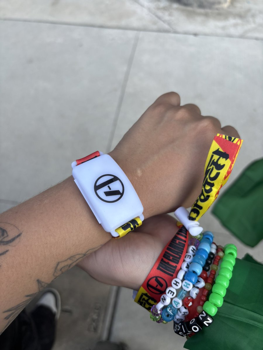 redercorate's tweet image. THE LED WRISTBANDS ARE SO FUCKING REAL LETS GOOOOOO
