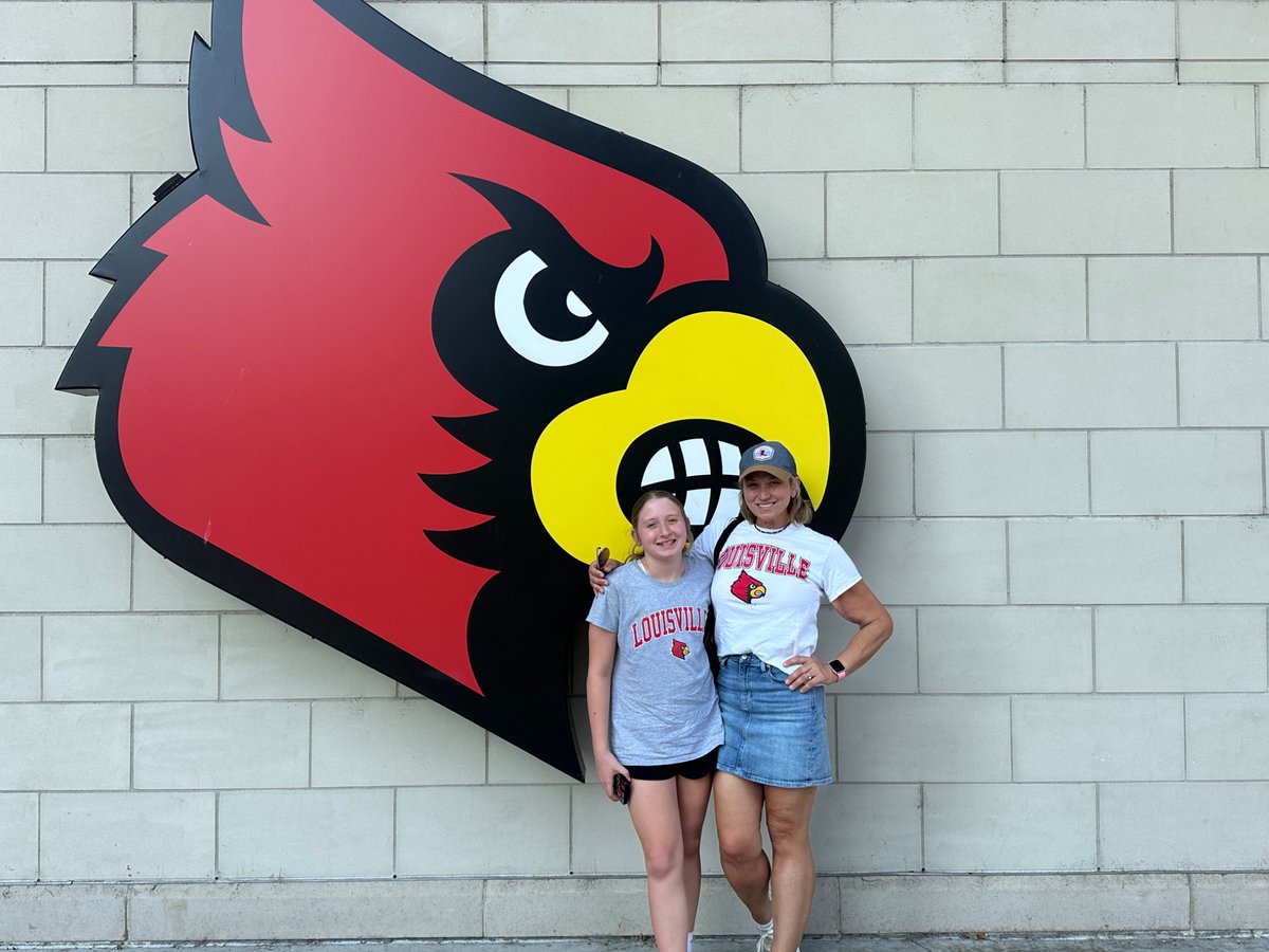 Ktabez125's tweet photo. @LouisvilleVB GO CARDS!! #GoCards #BeatUK #louisvillevolleyball @GoCards https://t.co/QZLzcrC9w4