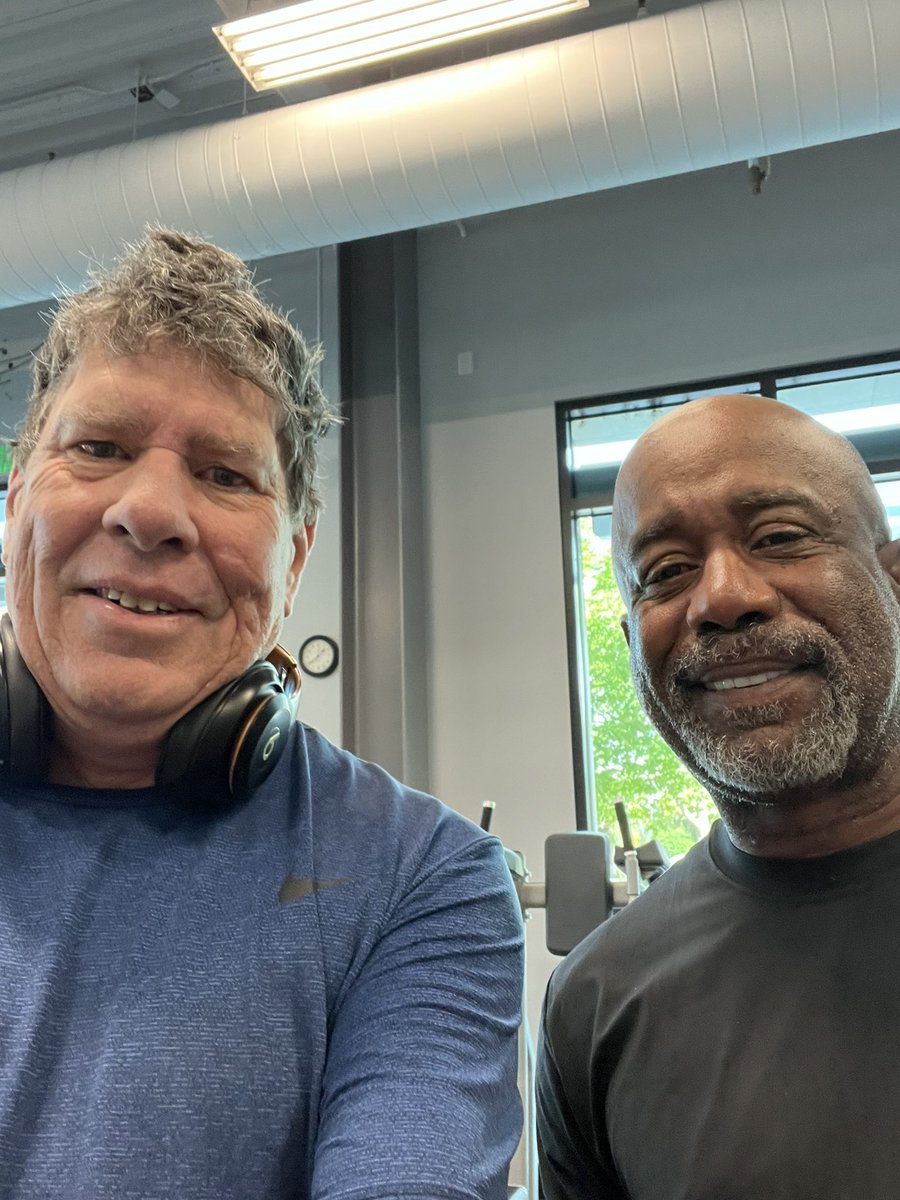 joebrett12's tweet photo. Great to be able to say hello to @dariusrucker this afternoon at the gym. He was kind enough to take a pic between sets. Catch him in Eugene Friday! https://t.co/V7kuWDZ8iH