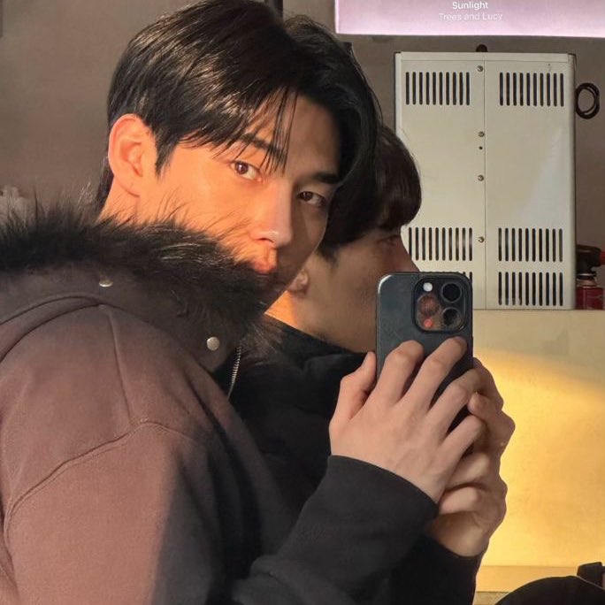 short #seonggyu au where gyujin covers his moles and seongjun isn’t a fan of the change