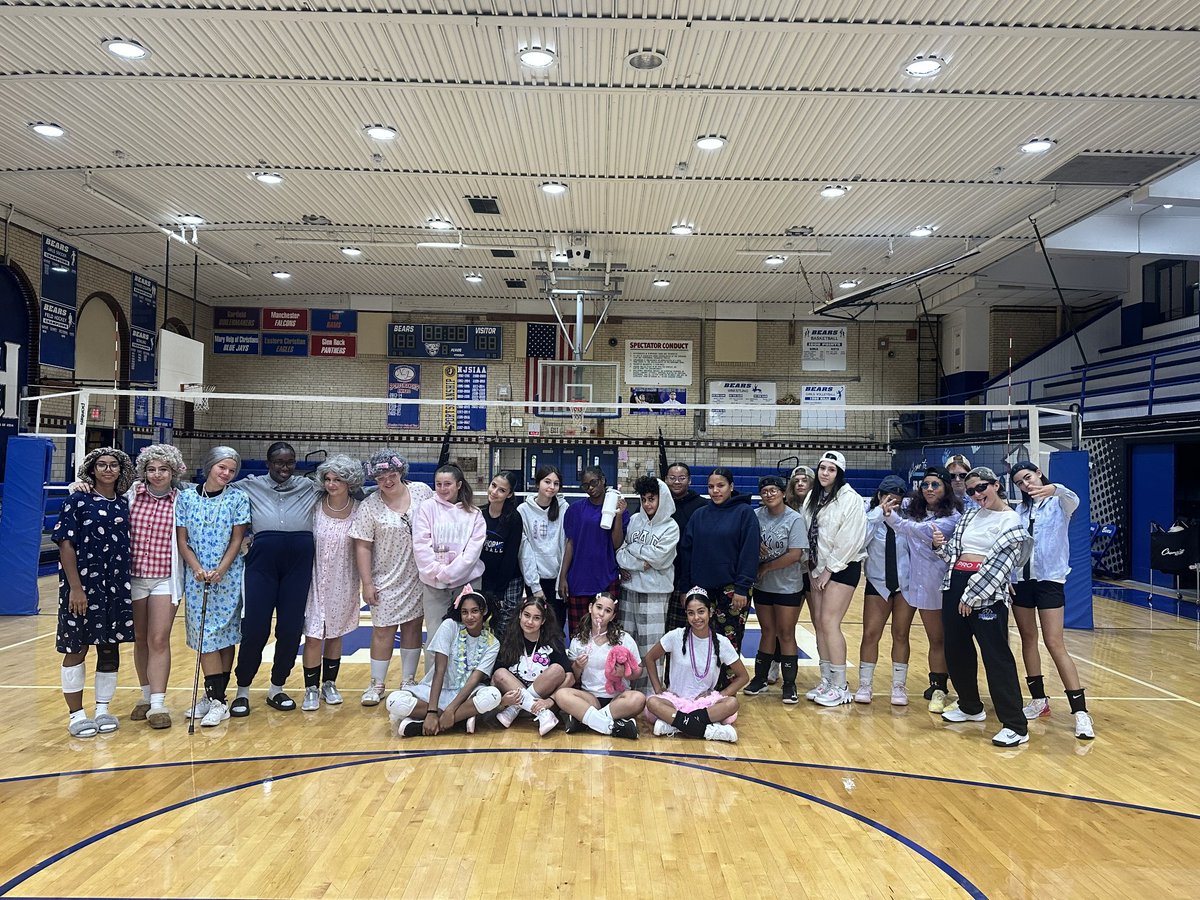 Hawthorne Volleyball sweeps Park Ridge in straight sets, 25–13, 26–24! 💪 Strong team effort with big plays across the board and 10 aces to seal the win. 🐾🏐#gobears #bleedblue