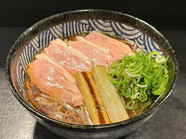 den_kamosoba's tweet image. ラッシュフォード選手の熱いプレーのように、心に沁みる一杯を。
あったかい出汁に鴨の旨みがじんわり広がります🍵
暑い夏こそ沁みる温かいお出汁で、汗も疲れもすっと流れるかけ蕎麦をぜひ。
徳島県産すだち鴨冷やし蕎麦もおすすめです🎶
皆様のご来店お待ちしております🙂↕️
#京都鴨蕎麦田 #京都