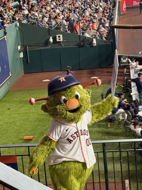 Cenozon's tweet image. Astros clinch the Silver Boot for the 9th straight year with a 5–2 win over the Rangers!💥

Altuve &amp;amp; Peña homered, moving Houston into 1st in the AL West. 

Cenozon was proud to attend and connect with partners.⚾ 

#Astros #SilverBoot #ForTheH