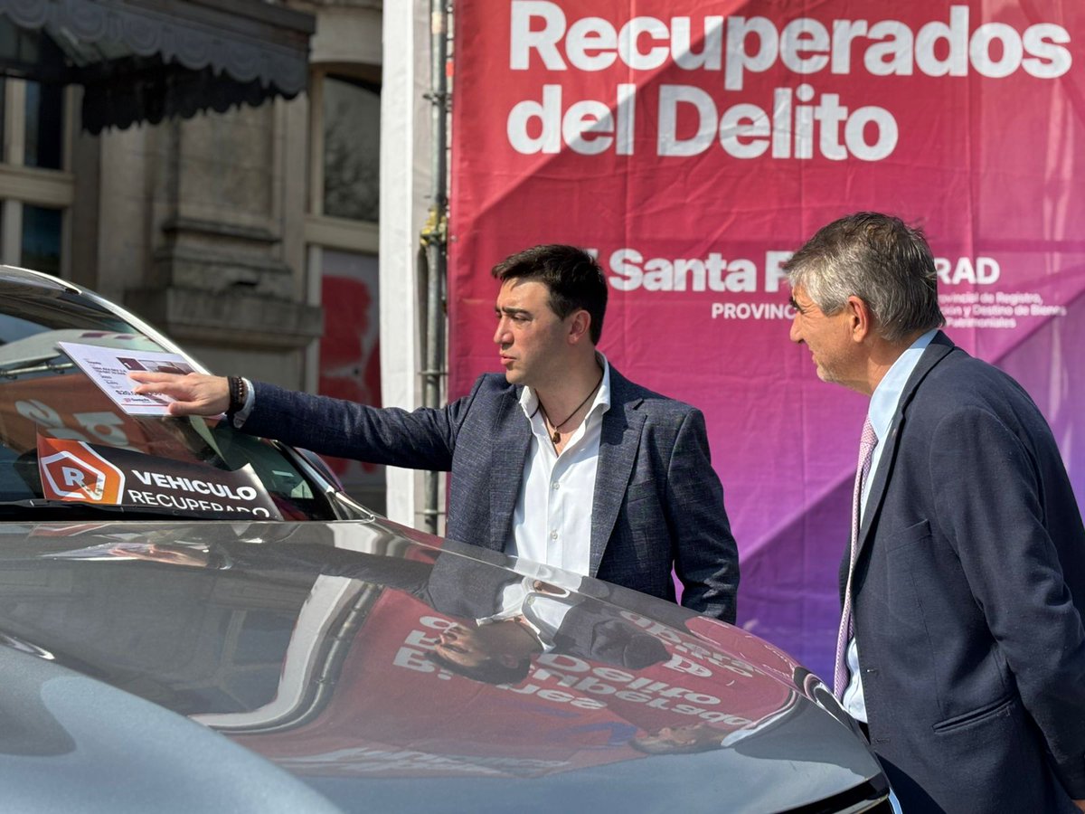 GobSantaFe's tweet photo. "Con esta subasta única en el país le demostramos a los delincuentes que la plata ilegal que hicieron no les sirve para nada", @maxipullaro 

Se realizó la cuarta subasta de bienes decomisados al narcotráfico y al crimen organizado, en la que participaron más de 3.900 personas de todo el país. “No sólo investigamos y detenemos: también les quitamos los bienes, porque en Santa Fe se terminó la impunidad”, afirmó el gobernador.

👉🏽 En la subasta se pudo adquirir 157 lotes de vehículos, inmuebles, joyas, celulares, materiales de construcción y electrodomésticos.

La vicegobernadora @GiScaglia destacó: “Santa Fe es la única provincia que tiene una ley de decomiso que permite estas subastas".