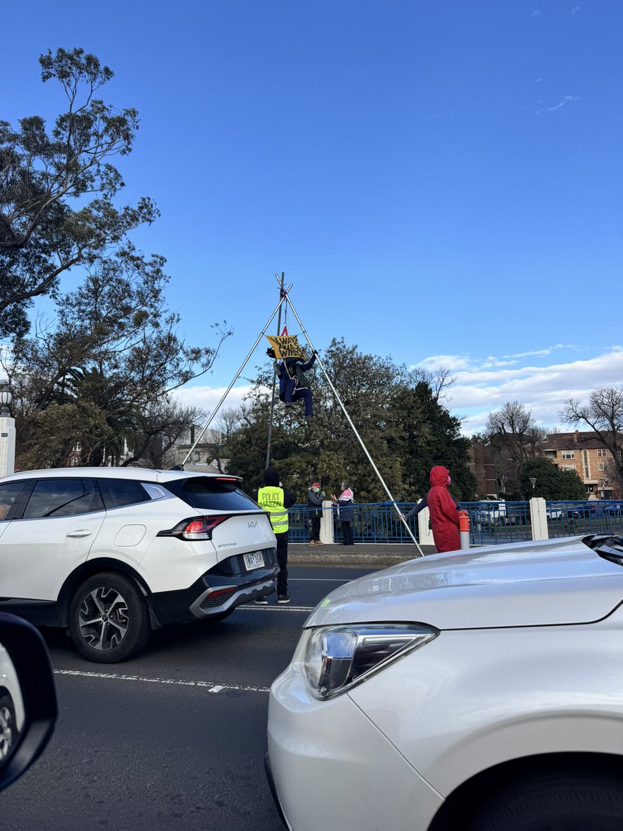 Protestors on the Hoddle Bridge northbound …