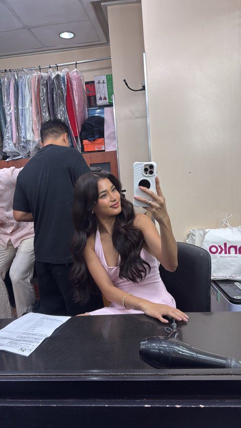 Good morning, our Shuveedoo! Ofc, your mandatory picture will never be skipped. Good luck with your schedule today! We love you! 🩷

#ShuveeEtrata • Shuvee Etrata