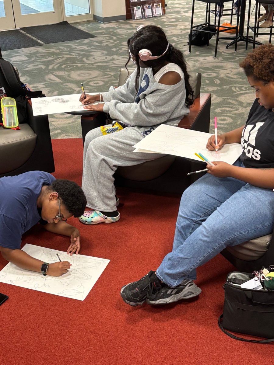 asumidsouth's tweet image. 🎯 TRIO SSS Roundtable Highlights!
On Tuesday, TRIO SSS students made vision boards for their goals and shared ways to stay on track . 💬✨
Check out the creativity and motivation in action! 📸
#TRIOSSS #ASUMidSouth #GoalSetting #StudentSuccess