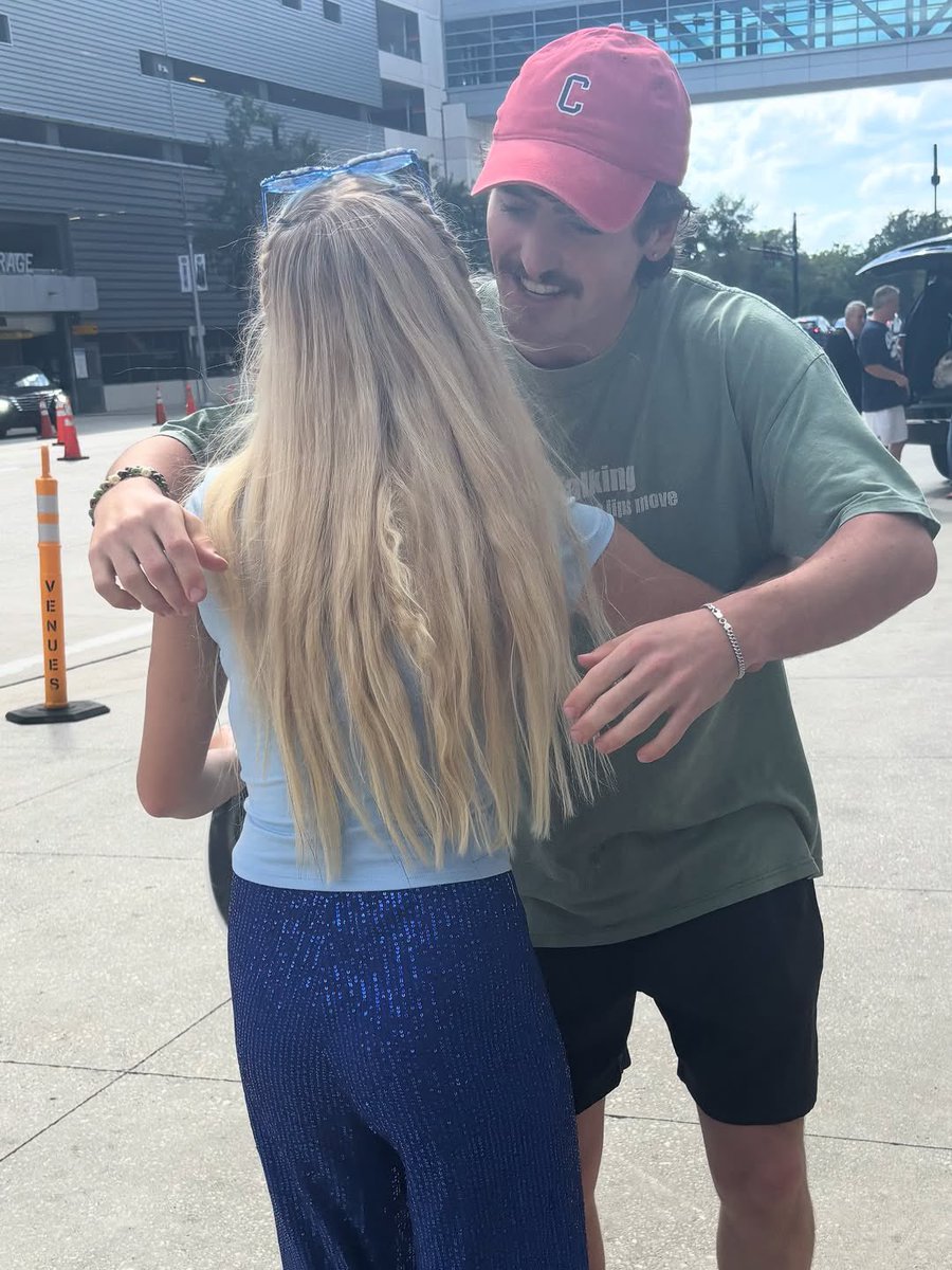 Benson Boone com uma fã recentemente em Orlando, na Flórida. ❤️