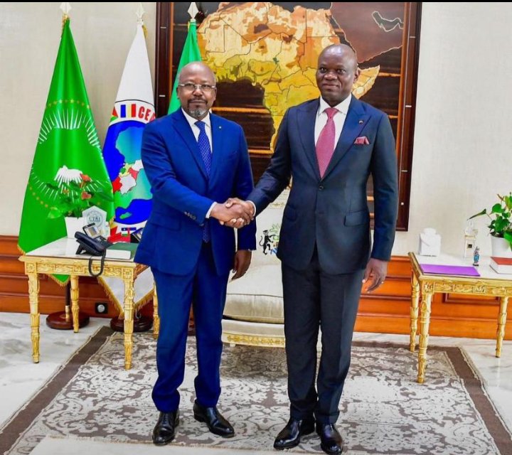 <... Jamais je ne servirai l'aide de camp>Ce qui commence par une poignée de main, fini par des accords.On ne fait pas du neuf avec du vieux.Que Dieu bénisse le Gabon et tout autre pays sur terre 🙏 !