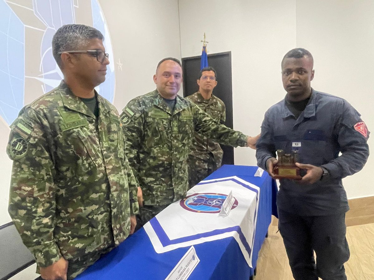 ejercito_cedoc's tweet photo. #Tolemaida | ✨ El Centro Internacional de Desminado #CIDES @ejercito_cedoc clausuró el Curso N.° 14 de Educación en el Riesgo de Minas.

👨‍🏫 26 nuevos Promotores se suman a la Brigada de @Ingenieros_EJC de Desminado Humanitario, llevando mensajes de autocuidado y prevención a las comunidades para proteger la vida y construir entornos seguros. 🇨🇴

#DesminadoHumanitario
#GarantesDelDesarrollo