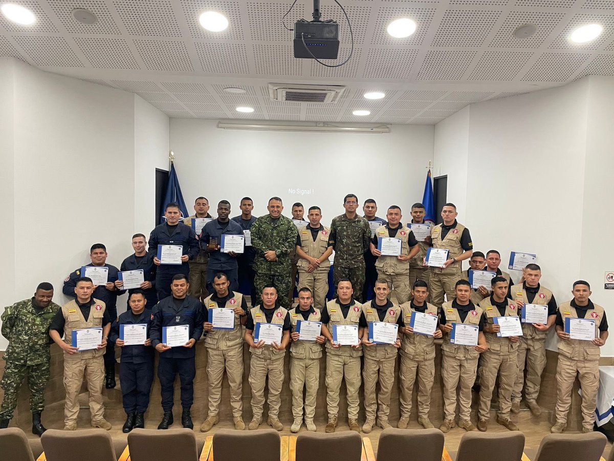 ejercito_cedoc's tweet photo. #Tolemaida | ✨ El Centro Internacional de Desminado #CIDES @ejercito_cedoc clausuró el Curso N.° 14 de Educación en el Riesgo de Minas.

👨‍🏫 26 nuevos Promotores se suman a la Brigada de @Ingenieros_EJC de Desminado Humanitario, llevando mensajes de autocuidado y prevención a las comunidades para proteger la vida y construir entornos seguros. 🇨🇴

#DesminadoHumanitario
#GarantesDelDesarrollo