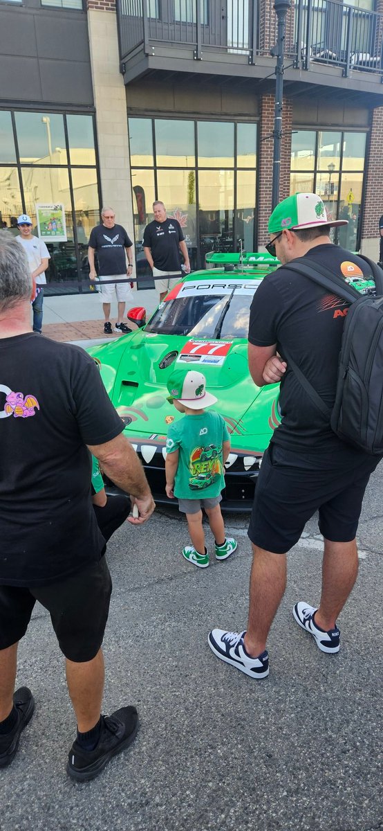<a href="/DLand91/">David Land™❌</a>  this guy just pulled up to rexy now the fine folks <a href="/AORacingUSA/">AO Racing 🦖</a>  are showing him around