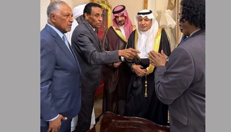 **#كامل_ادريس** ليس مجرد أداة بيد #البرهان؛
كامل إدريس قَبِلَ المنصب كصفقة مالية وامتياز فيما تبقى من عمره.
لكن بالنسبة للبرهان، فالأمر أعمق:
كامل إدريس سيكون وسيلته لإنهاء أسطورة الحكم المدني  ودفع السودانيين لرفض أي فكرة عن حكم مدني مرة أخرى.

هكذا يمهّد البرهان الطريق ليعود