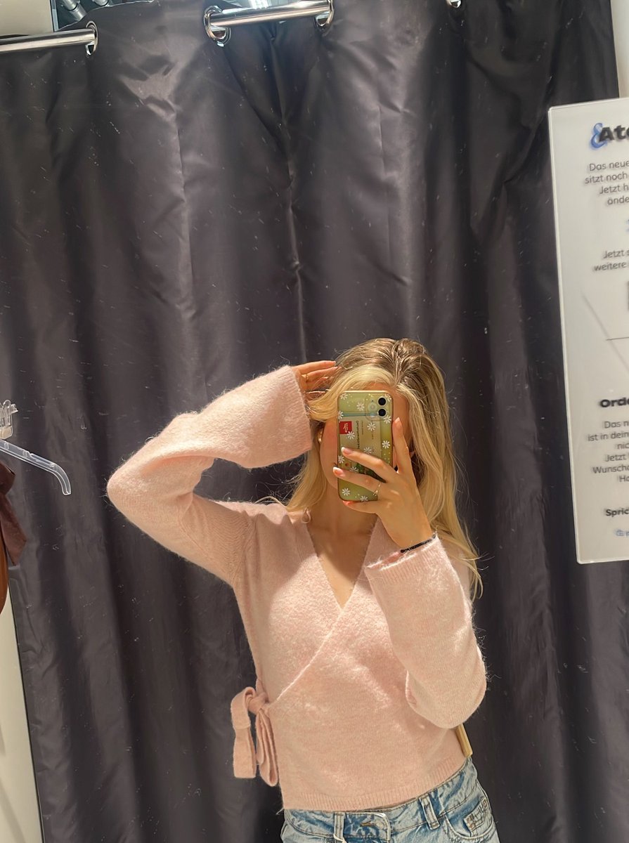 Heute war ich auch nochmal shoppen und hab Thomas seine Karte ein wenig belastet 😝 meint ihr er hat sich drüber gefreut oder hat er schon Angst? Heute kam die Strickjacke, die graue Hose und den rosanen wickelpulli mit mir nach Hause. Freue mich sehr über die Ausbeute 🤭