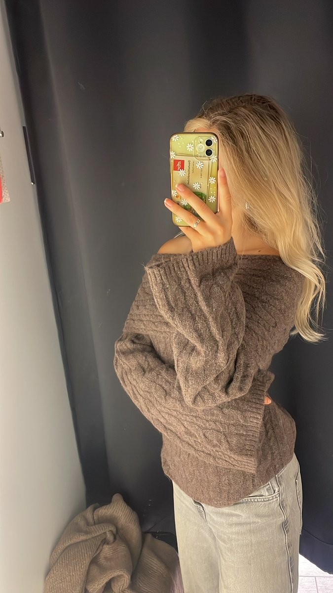 Ich war heute mit Thomas seiner Karte in meinem Apple wallet shoppen 😈😌den Pullover hab ich auch mitgenommen. Vlog zu der shopping Tour folgt 😛
