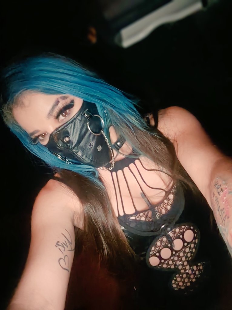 Noche de show sado
En mi segunda casa Café centro mx
RECUERDEN QUE ES EL ÚNICO LUGAR DONDE DOY SHOW SADO 😈🖤.
siempre me la paso increíble y más en el show con mis latigos 😈🖤😏❤️‍🔥.
Y tu ya viviste mi show sado?
Solo en <a href="/Cafe_centromx/">CAFE_CENTROMX🇲🇽</a> <a href="/Cafe_centromx1/">Cafe_centroMx1</a> ❤️‍🔥