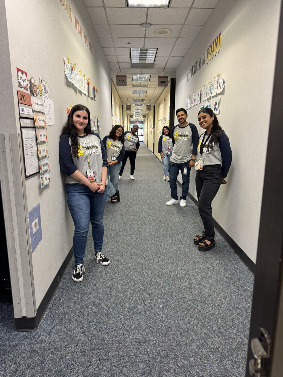 Sims_HicksMath's tweet image. Third grade teachers ready to greet parents for Parent Night! @msambriz3 @MsFloresjardin @msssapon @Mr_JVerduzco @MsUnthank , Mrs. Negri 
@HicksTigers 
#WeAreHicksElem #OneTeamOneGoal