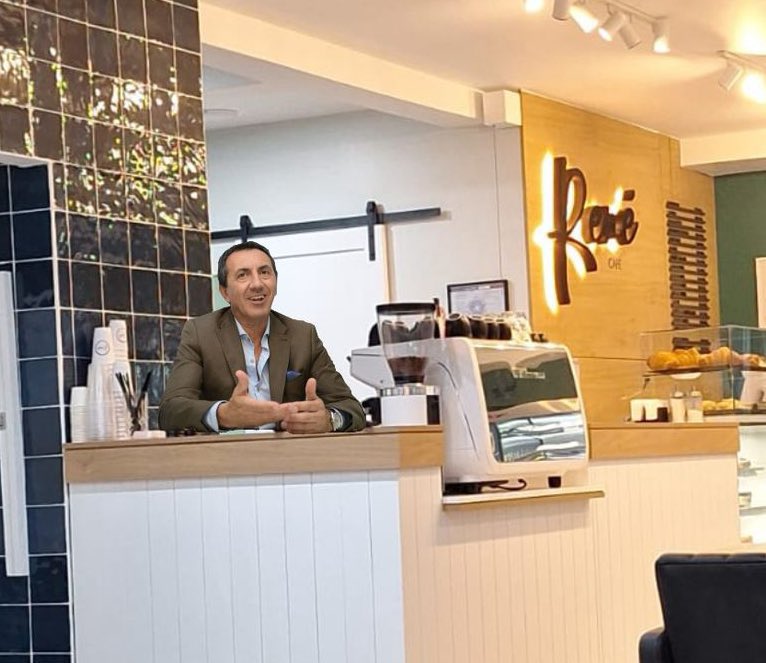 Recién fui a tomarme un café a la sede del #CGE #GELP y me encontré a un tipo pidiendo propinas.