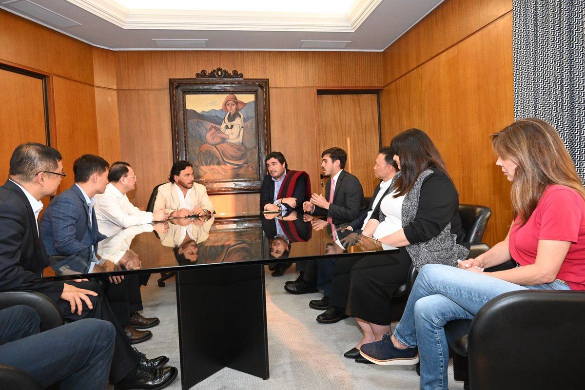 Recibí en Casa de Gobierno a los directivos de Ganfeng Lithium, quienes me presentaron un nuevo proyecto de inversión en Pozuelos–Pastos Grandes.

Este anuncio reafirma a Salta como protagonista del desarrollo del litio en la Argentina y en el mundo. Con más producción, más