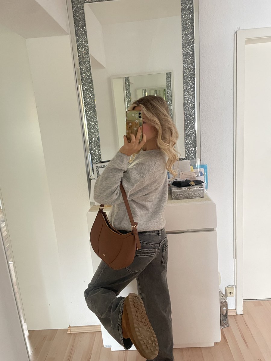 Und trotzdem liegst du da, leckst sie sauber..dankbar, dass du überhaupt in meiner Nähe atmen darfst.