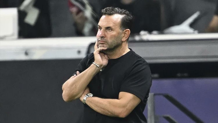 anltt10's tweet photo. Kadro değeri 24 milyon olan karabağın hocası kurbanov cesur oyunu ile benficayı deplasmanda yıkıyor diğer yandan 296 milyon kadro değeri olan Galatasaray'ın akhisar hocası okan frankfurt'dan 5 yiyor cl de iş yapalım diye okana verilen bütçe yazıktır günahtır #okanburukistifa https://t.co/LgdbSSUX1N