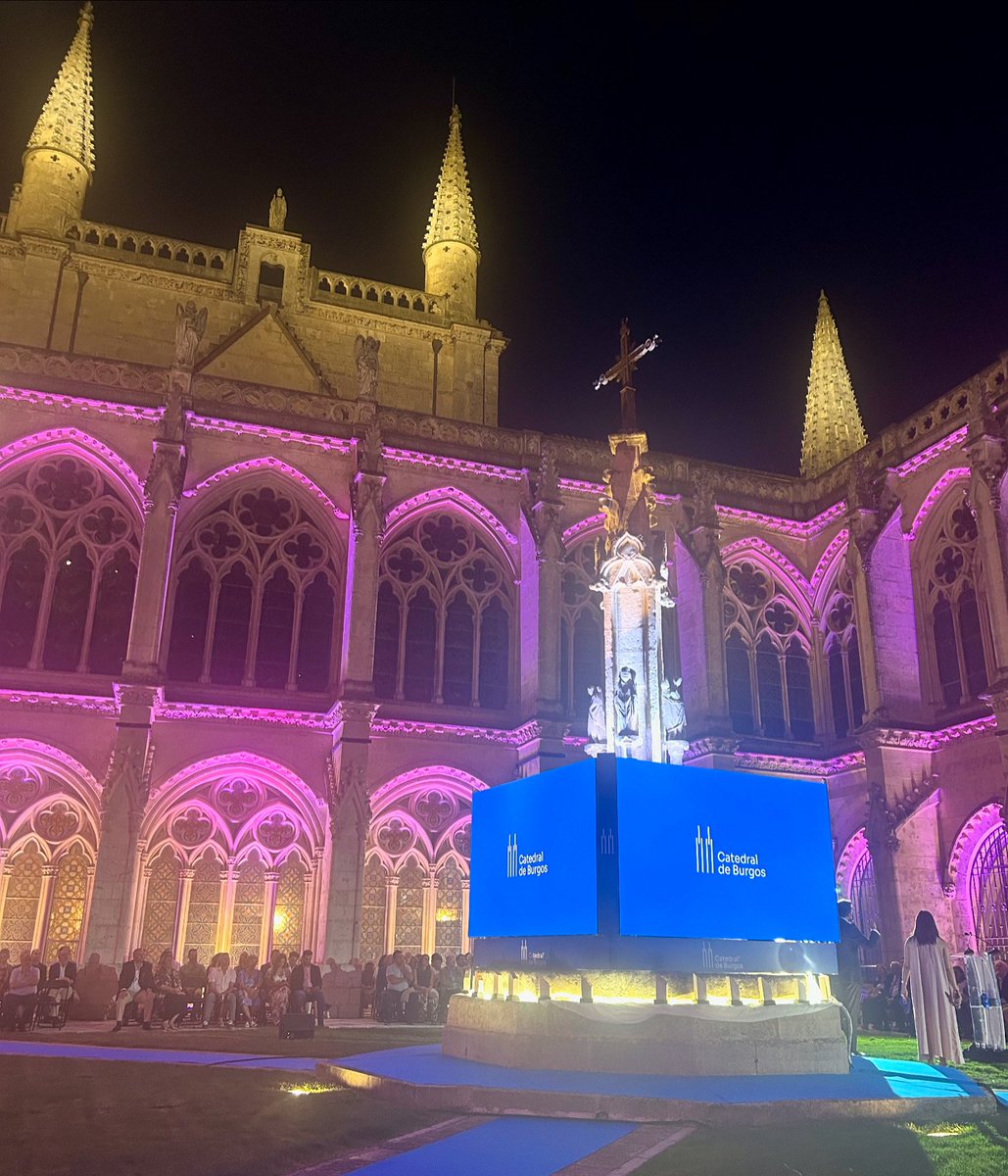 Una noche inolvidable en la Catedral de Burgos 
#catedral #piedrasvivas #catedraldeBurgos #Burgos