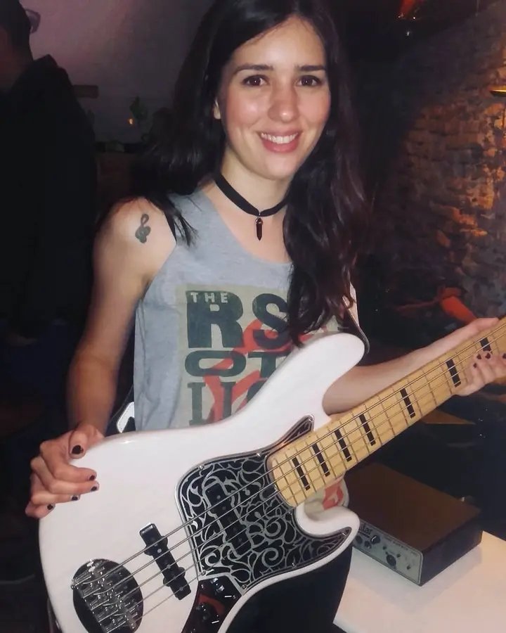 Hoy se conmemora el dia del bajista

Feliz día a nuestra talentosa Luli 💚🎸