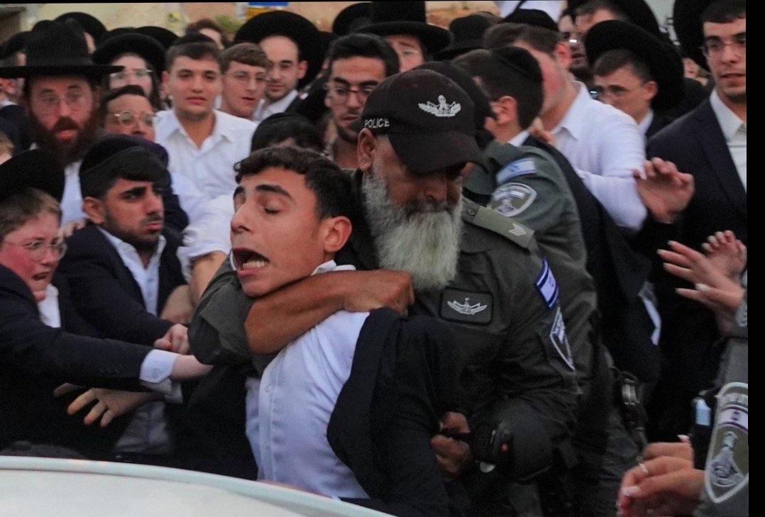 דבר אחד בטוח, אם התמונה הזאת הייתה מההפגנות בקפלן, מחר היא הייתה מרוחה על שערי העיתונים.